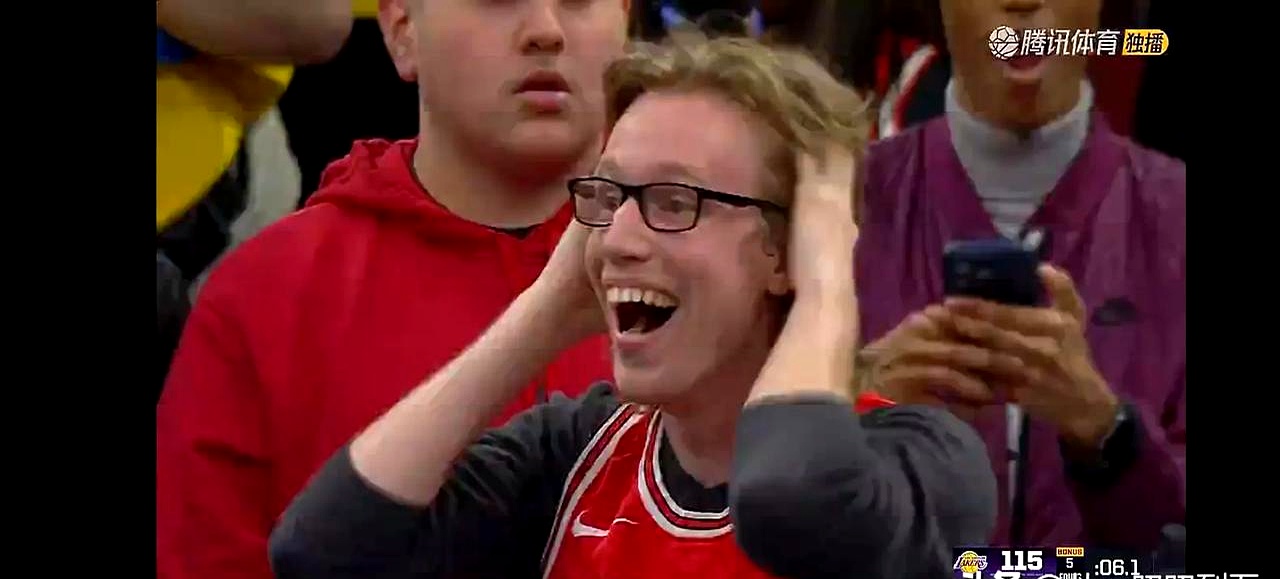 九游娱乐-公牛球星三分绝杀，全场观众热烈欢呼，客户两个.-九游娱乐