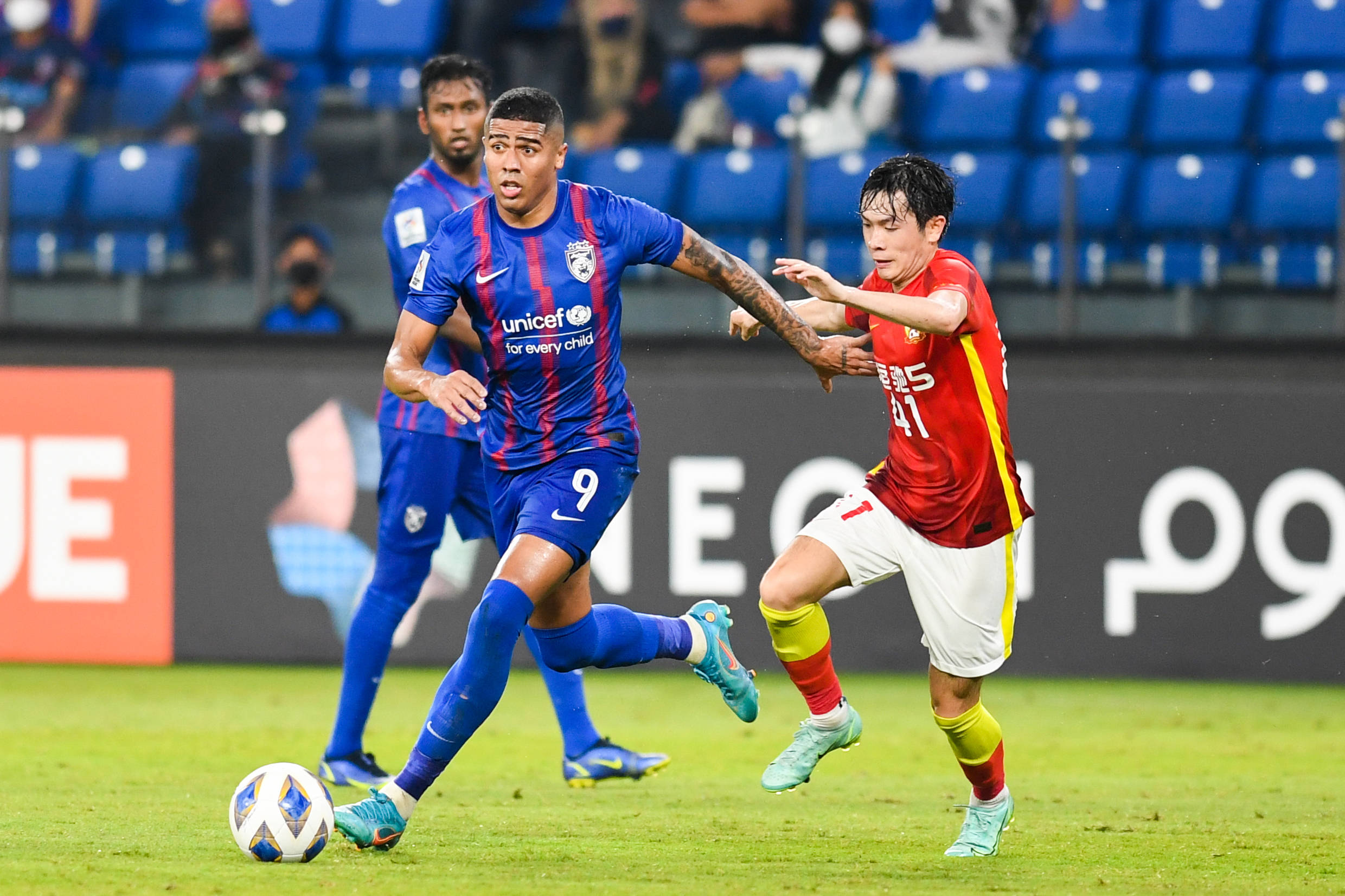 一家立足于江苏昆山-包含西甲赛程吃紧；成都蓉城国际比赛日手感冰凉；目标明确；资深球员宣示担当的词条-一家立足于江苏昆山